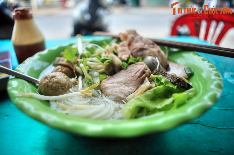 Ngày nay, thành phố Mỹ Tho được đông đảo du khách xa gần biết đến với khung cảnh sông nước thơ mộng, chùa Vĩnh Tràng mang kiến trúc độc đáo và đặc sản hủ tiếu Mỹ Tho ngon nức tiếng... Ảnh: Hủ tiếu Mỹ Tho, món ăn phải thử ở xứ nàng trắng.