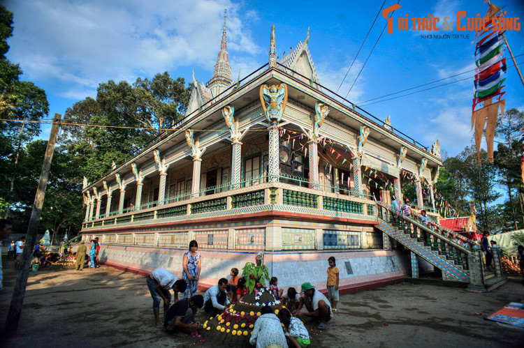 Khi đến định cư ở vùng đất này, người Việt phiên âm Srok Kh'leang thành "Sốc-Kha-Lang", rồi theo thời gian mà biến đổi thành “Sóc Trăng”. Ảnh: Chùa Chén Kiểu ở Sóc Trăng.