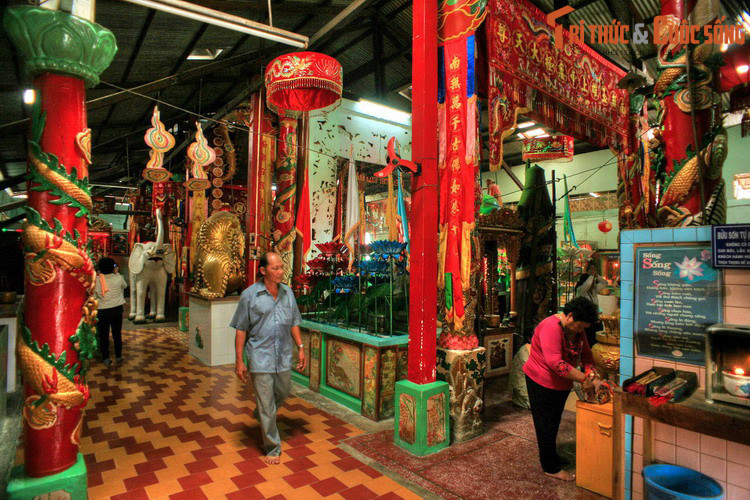 Sau ngày đất nước thống nhất, từ năm 1976, Sóc Trăng và Cần Thơ được sáp nhập để thành lập một tỉnh mới có tên là tỉnh Hậu Giang. Đến năm 1991, Quốc hội Việt Nam ban hành Nghị quyết chia tỉnh Hậu Giang thành tỉnh Cần Thơ và tỉnh Sóc Trăng. Ảnh: Chùa Đất Sét ở Sóc Trăng.