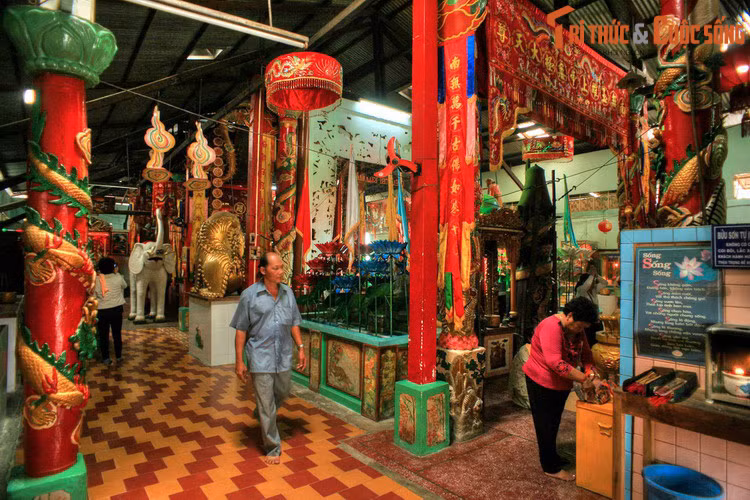 Sau ngày đất nước thống nhất, từ năm 1976, Sóc Trăng và Cần Thơ được sáp nhập để thành lập một tỉnh mới có tên là tỉnh Hậu Giang. Đến năm 1991, Quốc hội Việt Nam ban hành Nghị quyết chia tỉnh Hậu Giang thành tỉnh Cần Thơ và tỉnh Sóc Trăng. Ảnh: Chùa Đất Sét ở Sóc Trăng.