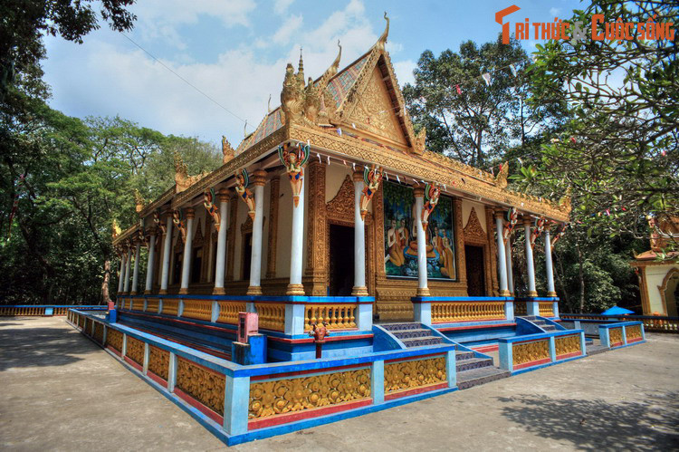 Srok Kh'leang là xứ có nhiều kho, vựa, cũng thường được hiểu theo nghĩa là nơi có kho chứa vàng bạc của vua. Có lẽ tên gọi này bắt nguồn từ việc vùng đất Sóc Trăng thuở xa xưa là một nơi giàu có, nền sản xuất, thương mại phát triển mạnh. Ảnh: Chùa Dơi ở Sóc Trăng.