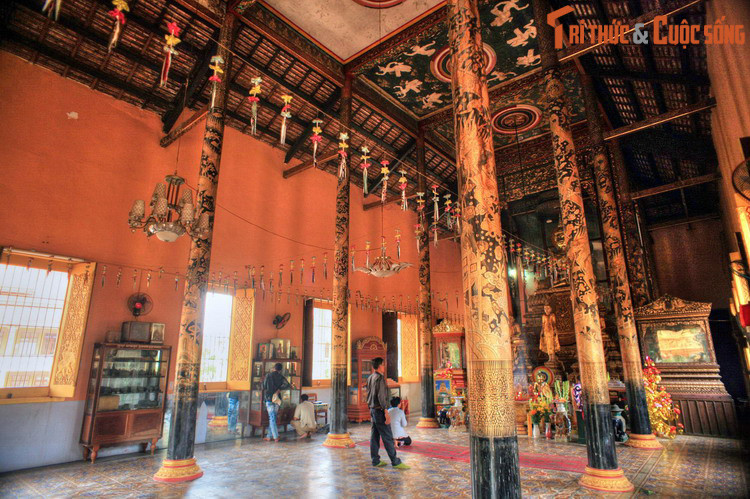 Theo các nhà nghiên cứu, tên gọi Sóc Trăng bắt nguồn từ tên gọi xưa của vùng đất này là Srok Kh'leang trong tiếng Khmer. Trong đó “Srok” nghĩa là "xứ", "cõi", “Kh'leang” là "kho", "vựa". Ảnh: Chùa Kh'leang ở Sóc Trăng.