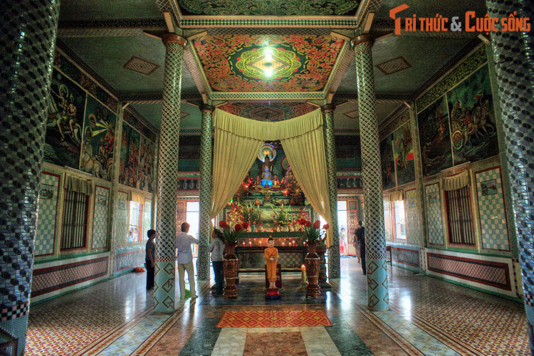 Tên gọi Sóc Trăng lại được người đời thi vị hóa thành Sông Trăng. Từ cách gọi tên này mà dưới triều Minh Mạng, tên Sóc Trăng được đổi thành Nguyệt Giang – nghĩa là Sông Trăng theo nghĩa Hán – Việt. Ảnh: Chùa Chén Kiểu ở Sóc Trăng.