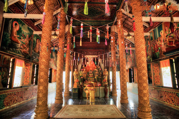 Theo một cách lý giải khác, chữ "Trăng" trong tên gọi địa danh Sóc Trăng xuất phát từ "Tréang" – có nghĩa là cây sậy trong tiếng Khmer, là loại cây có khá nhiều tại vùng đất này trước đây. Và "Srok Tréang" là vùng đất sậy mọc nhiều. Ảnh: Chùa Dơi ở Sóc Trăng.