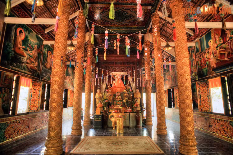 Theo một cách lý giải khác, chữ "Trăng" trong tên gọi địa danh Sóc Trăng xuất phát từ "Tréang" – có nghĩa là cây sậy trong tiếng Khmer, là loại cây có khá nhiều tại vùng đất này trước đây. Và "Srok Tréang" là vùng đất sậy mọc nhiều. Ảnh: Chùa Dơi ở Sóc Trăng.