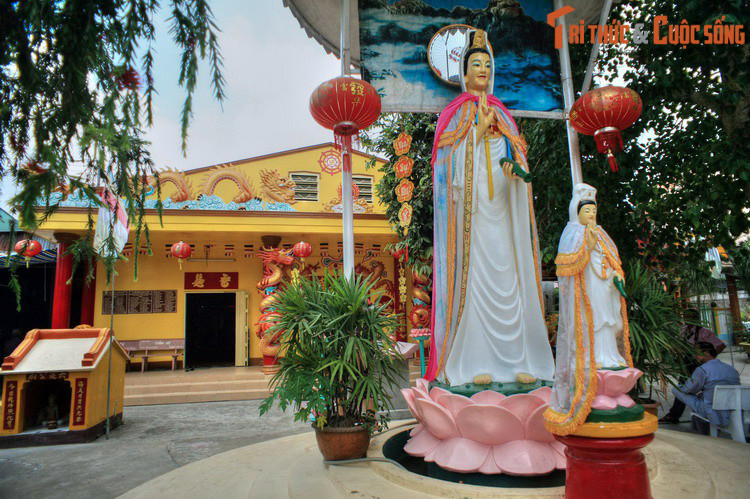 Dưới thời Nguyễn, Sóc Trăng thuộc địa giới phủ Ba Xuyên, tỉnh An Giang. Vào thời thuộc Pháp, năm 1900, tỉnh Sóc Trăng được thành lập. Trong đợt thay đổi địa giới hành chính 1956, tỉnh Sóc Trăng và tỉnh Bạc Liêu sáp nhập thành tỉnh Ba Xuyên. Ảnh: Chùa Đất Sét ở Sóc Trăng.