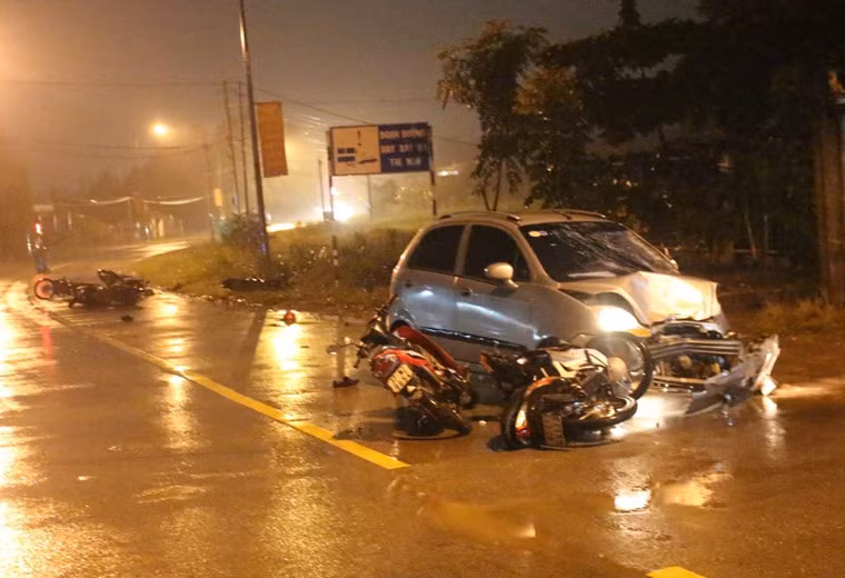 9 nguoi nam la liet tren duong sau cu mat lai cua oto-Hinh-2