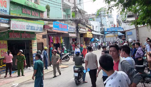 Sau tieng no kinh hoang, can nha 2 vo chong chim trong bien lua-Hinh-2