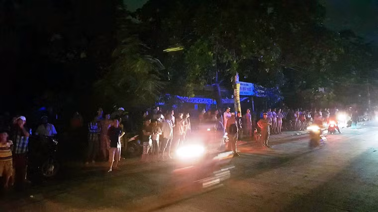 Do cơ sở kinh doanh này nằm cạnh đường điện trung thế nên đã hạn chế khả năng xử lý hiện trường. Các phòng karaoke bên trong được làm bằng nhiều vật liệu cách âm bằng nĩ, bàn ghế mút khi cháy tỏa ra lượng nhiệt, khói rất lớn...