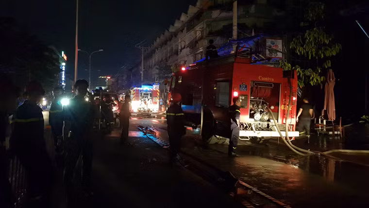 Nhận định mức độ nguy hiểm của vụ cháy, Cảnh sát phòng cháy chữa cháy thành phố điều động thêm các đơn vị chữa cháy quận 1 và quận 6 với 15 xe chuyên dụng và gần 90 cán bộ chiến sỹ đến hiện trường.