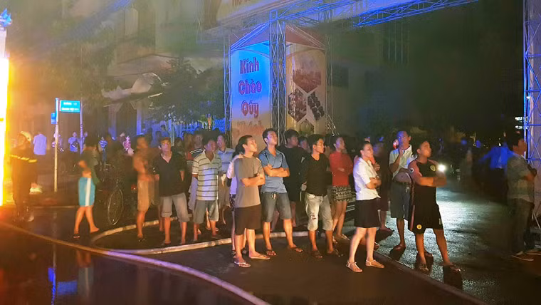 Nhiều người mắc kẹt được cứu thoát không giấu được vẻ bàng hoàng, hốt hoảng.