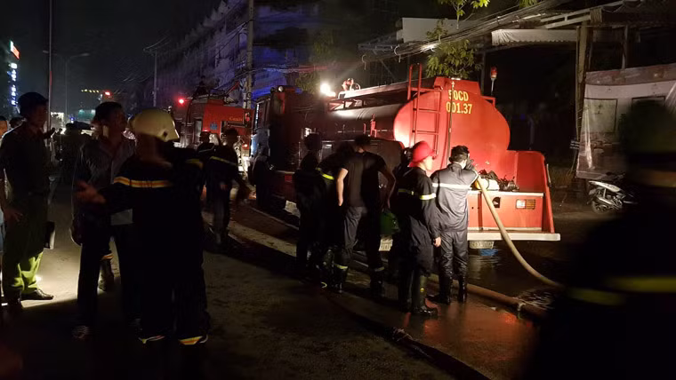 Cảnh sát phòng cháy chữa cháy quận 8 nhanh chóng có mặt triển khai phương án cứu người và tìm cách khống chế đám cháy và cứu được những người mắc kẹt.