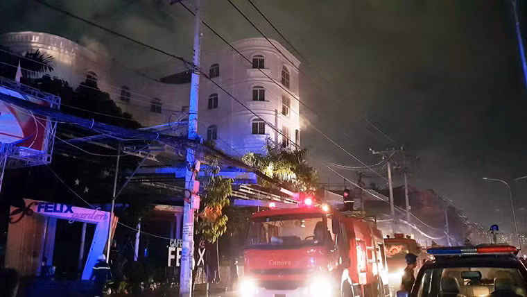 Đám cháy bùng phát từ khu vực tầng 1 của cơ sở kinh doanh karaoke, thời điểm xảy ra sự cố có hàng chục người có mặt bên trong các phòng tháo chạy và kêu cứu gây cảnh tượng vô cùng hỗn loạn.