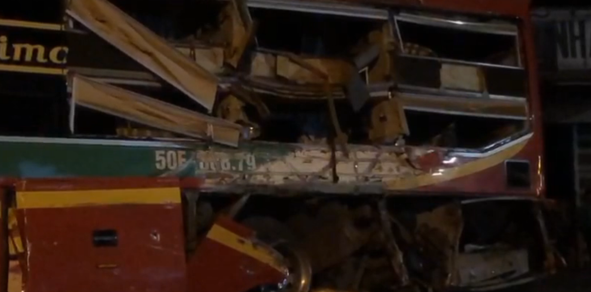 Vụ va chạm khiến một hành khách trên xe khách tử vong. Ba người khác bị thương nặng được đi cấp cứu tại bệnh viện.