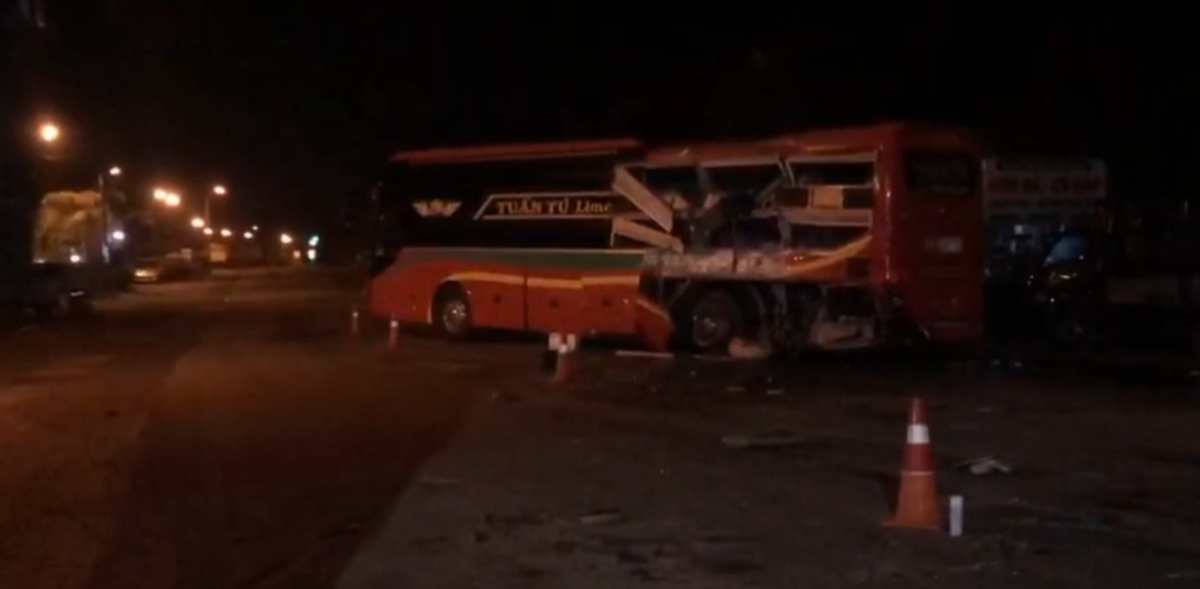 Đến địa phận xã Phổ Châu, thị xã Đức Phổ, xe ô tô khách đã va chạm với xe ô tô tải chở dừa mang biển kiểm soát 77C - 082.49 do tài xế trú tỉnh Bình Định điều khiển theo hướng ngược lại.