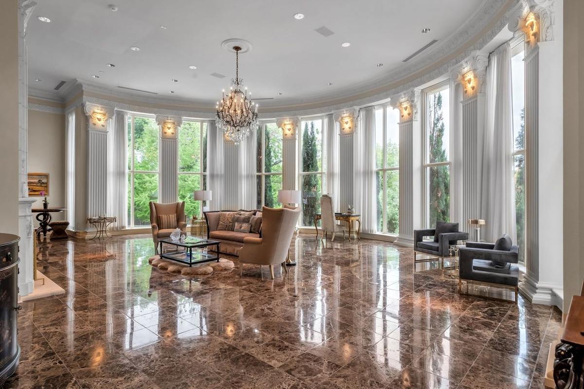 Căn dinh thự được xây dựng trên một mảnh đất rộng hơn 6.000 m2. Nơi đây có 6 phòng ngủ, 6 phòng tắm. Sau khi vị chủ cũ qua đời, cơ ngơi này đã được rao bán vào tháng 1/2021 với giá 7,5 triệu USD. Cuối cùng, Baldridge House giảm giá xuống còn 6,1 triệu USD và đã được sang tay chủ mới vào tuần trước.