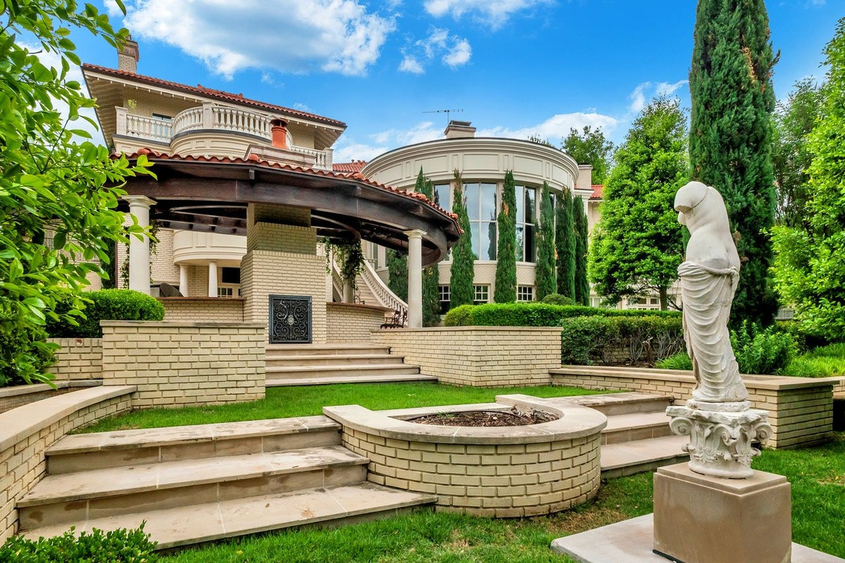 Ông Kenneth A. Hill Sr., người sáng lập Công ty EHR Data, đã mua bất động sản này vào tháng 6/2020 với giá 6,9 triệu USD. Tuy nhiên, ông đã qua đời ở tuổi 79 ngay trong cuối năm đó.