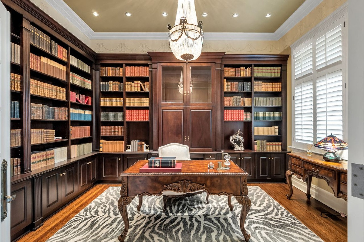 Bên ngoài dinh thự có hồ bơi, khu vực tiếp khách, bếp ngoài trời và một khu vườn lớn. Ngoài ra, gara ôtô tại đây cũng khá rộng khi có sức chứa lên tới 11 xe hơi.