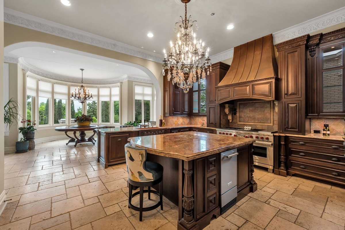 Căn dinh thự rộng hơn 1.000 m2 và sở hữu nhiều tiện nghi khác nhau. Ngoài ra, nơi đây còn có phòng bida, gym, đọc sách và hầm rượu vang.