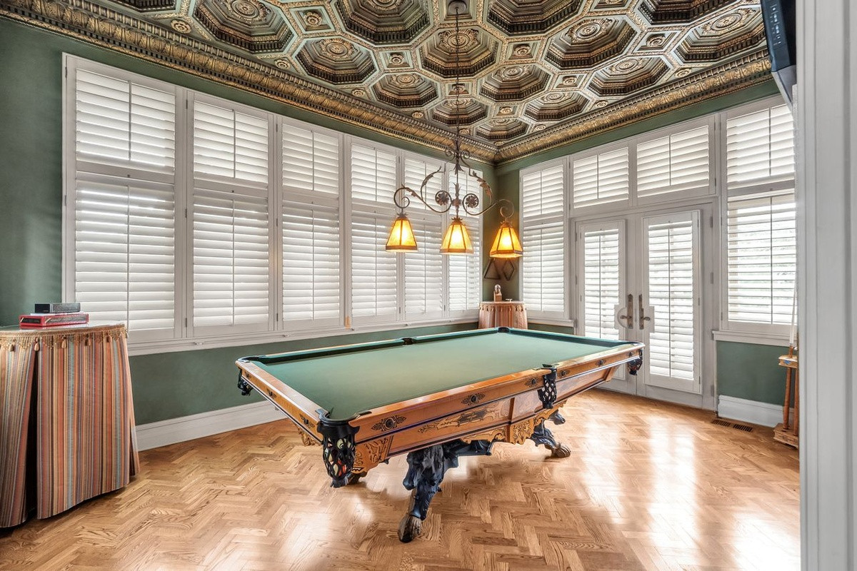 Căn dinh thự được thiết kế bởi Công ty kiến trúc Sanguinet &amp; Staats. Phần ngoại thất mang hơi thở của đất nước Italy với điểm nhấn từ những cột đá vôi lớn và các họa tiết được làm bằng gỗ sồi.