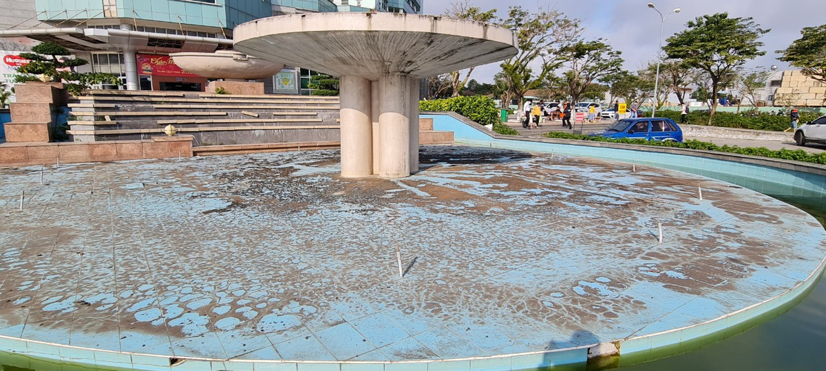 Các hạng mục khác trong khuôn viên bệnh viện đã xuống cấp sau 10 năm sử dụng.