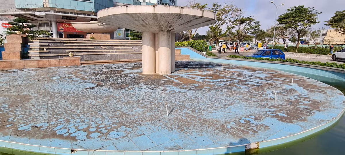 Các hạng mục khác trong khuôn viên bệnh viện đã xuống cấp sau 10 năm sử dụng.