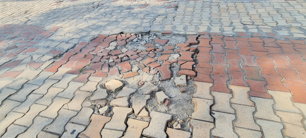 Gạch lát sân trước nhiều nơi vỡ vụn ...