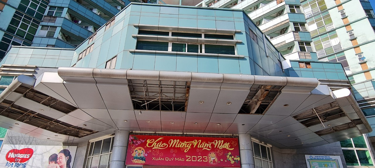 Trần nhà phía sảnh trước cũng trong cảnh tương tự.