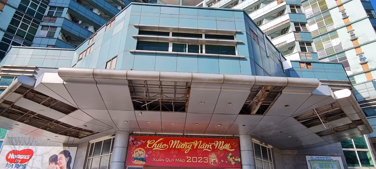 Trần nhà phía sảnh trước cũng trong cảnh tương tự.