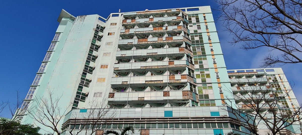 Tuy nhiên, qua 10 năm đưa vào sử dụng, nhiều hạng mục của bệnh viện Phụ sản - Nhi Đà Nẵng đã xuống cấp trầm trọng. Mặt tiền lỗ chỗ do nhiều tấm ốp đã rơi rụng, nhưng chưa được thay mới.