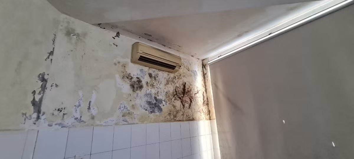 Tuy là phòng yêu cầu, có điều hòa nhưng cơ sở vật chất đã xuống cấp trầm trọng tạo nên cảnh nhếch nhác.