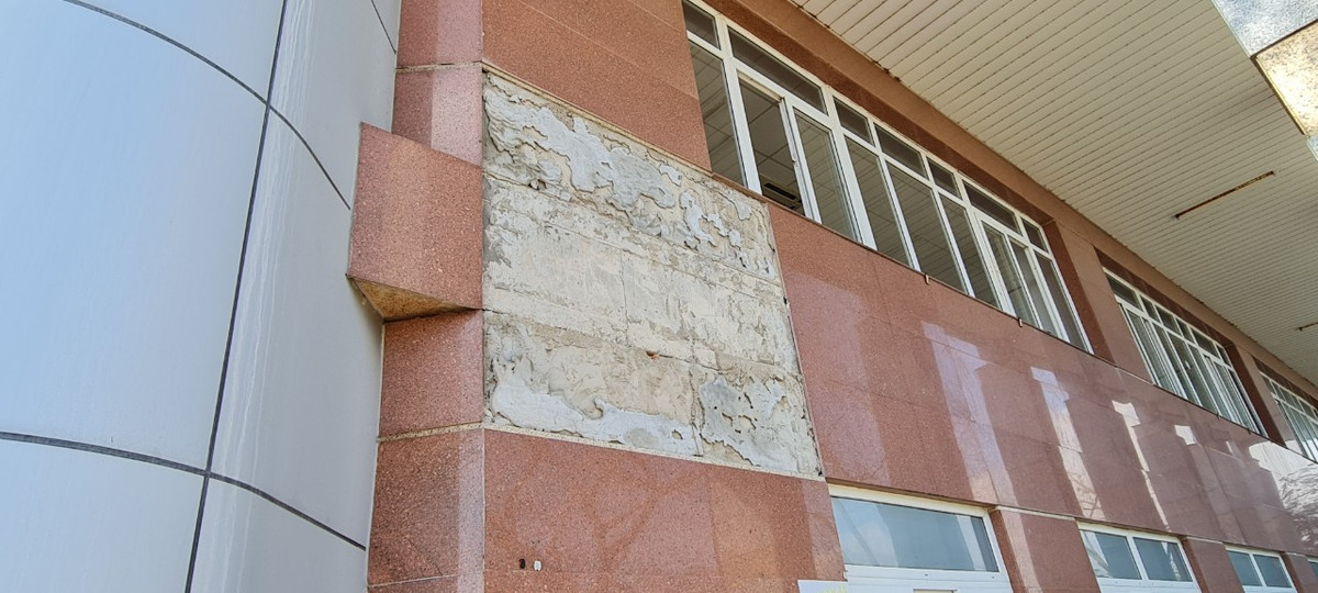 Gạch ốp tường cũng biến mất.