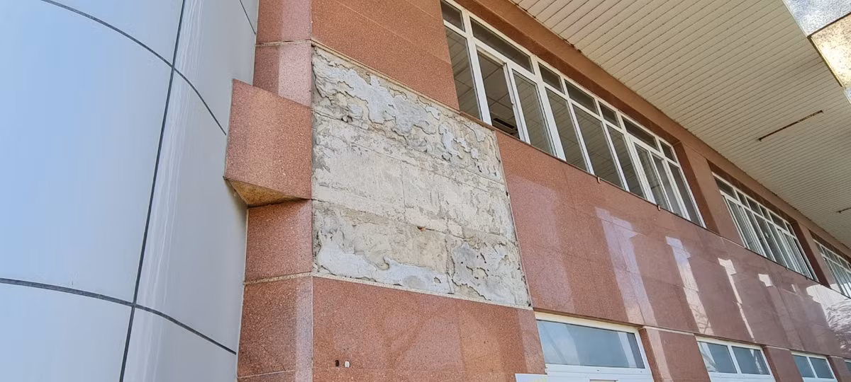 Gạch ốp tường cũng biến mất.