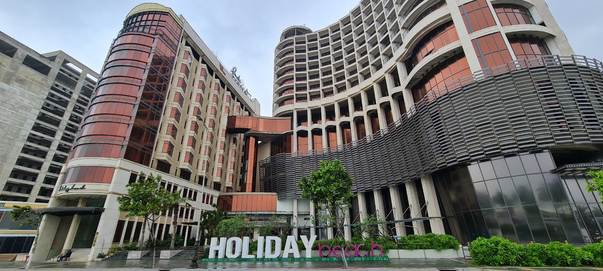 Holiday Beach Hotel, khách sạn 4 sao, tọa lạc ngay bãi biển Mỹ Khê, nơi được mệnh danh là một trong những bãi biển quyến rũ nhất hành tinh, những ngày này không một bóng dáng du khách.
