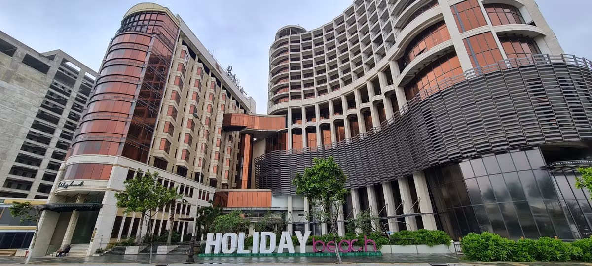Holiday Beach Hotel, khách sạn 4 sao, tọa lạc ngay bãi biển Mỹ Khê, nơi được mệnh danh là một trong những bãi biển quyến rũ nhất hành tinh, những ngày này không một bóng dáng du khách.