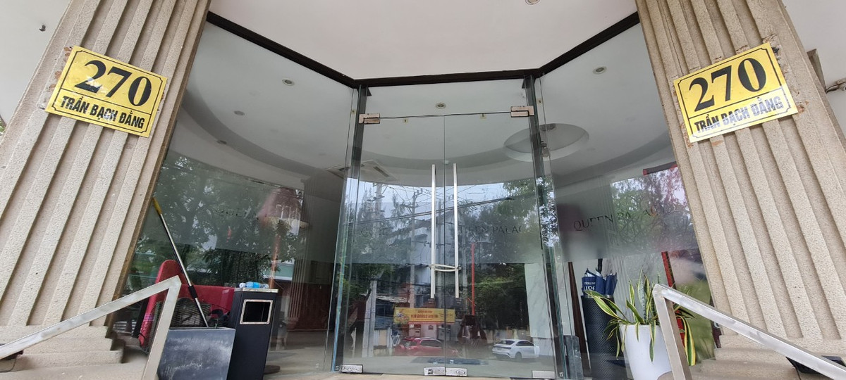 Bên dưới là cảnh ngổn ngang, cửa đóng then cài.