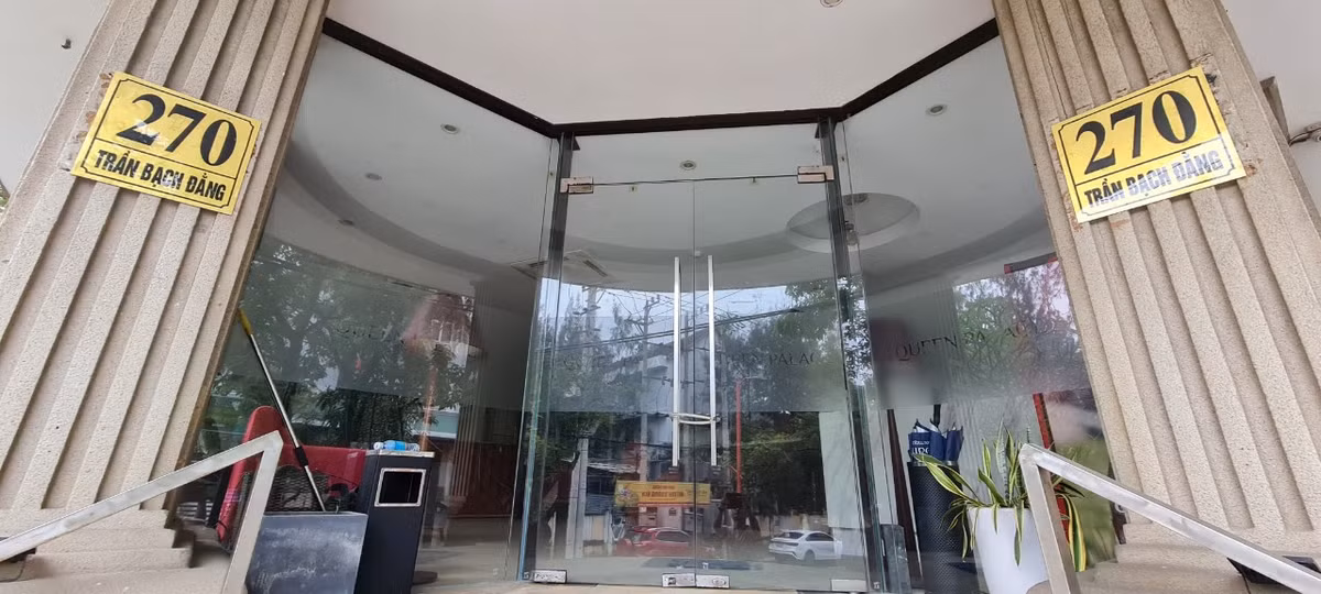 Bên dưới là cảnh ngổn ngang, cửa đóng then cài.