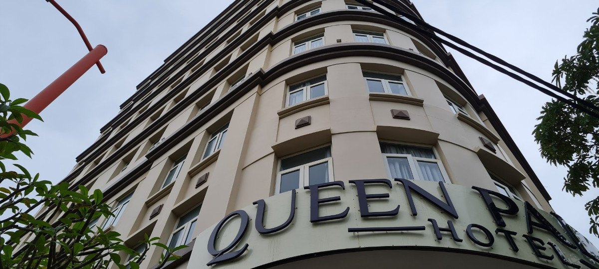 Khách sạn Queen Palace nằm trên đường Trần Bạch Đằng, trong khu phố Tây An Thượng, chỉ cách biển chưa đến 100m.
