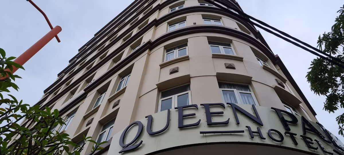 Khách sạn Queen Palace nằm trên đường Trần Bạch Đằng, trong khu phố Tây An Thượng, chỉ cách biển chưa đến 100m.