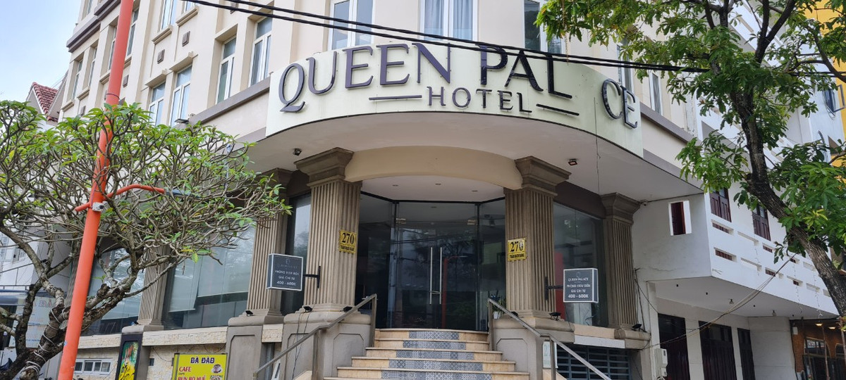 Ngay cả bảng tên của khách sạn ở mặt tiền đã rơi rụng vài chữ cái...