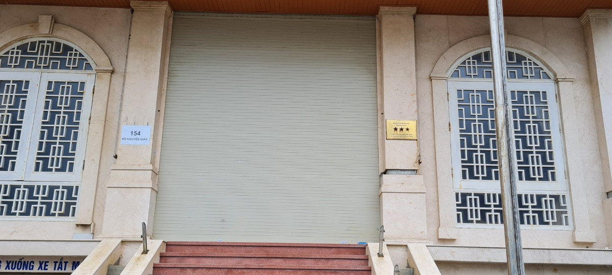 Vắng du khách, vắng cả bảo vệ trông coi.