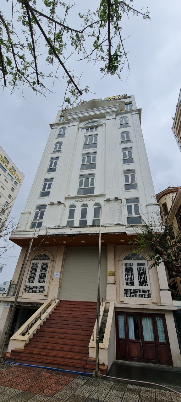 Nằm trên con đường "tỷ đô" Võ Nguyên Giáp, khách sạn này cũng trong tình cảnh tương tự.