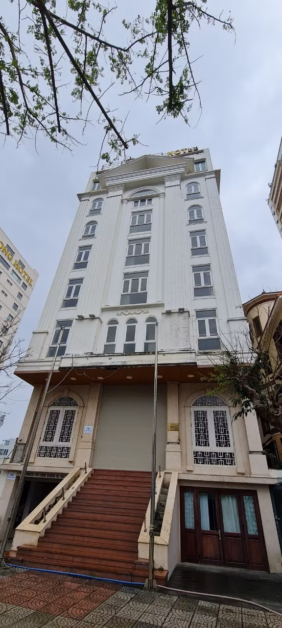 Nằm trên con đường "tỷ đô" Võ Nguyên Giáp, khách sạn này cũng trong tình cảnh tương tự.