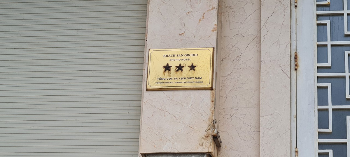 Nếu không có tấm bảng trên tường, chắc không ai nhận ra đây từng là một khách sạn 3 sao tại khu "phố Tây" ở thành phố biển Đà Nẵng.