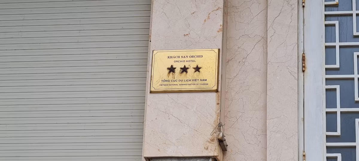 Nếu không có tấm bảng trên tường, chắc không ai nhận ra đây từng là một khách sạn 3 sao tại khu "phố Tây" ở thành phố biển Đà Nẵng.