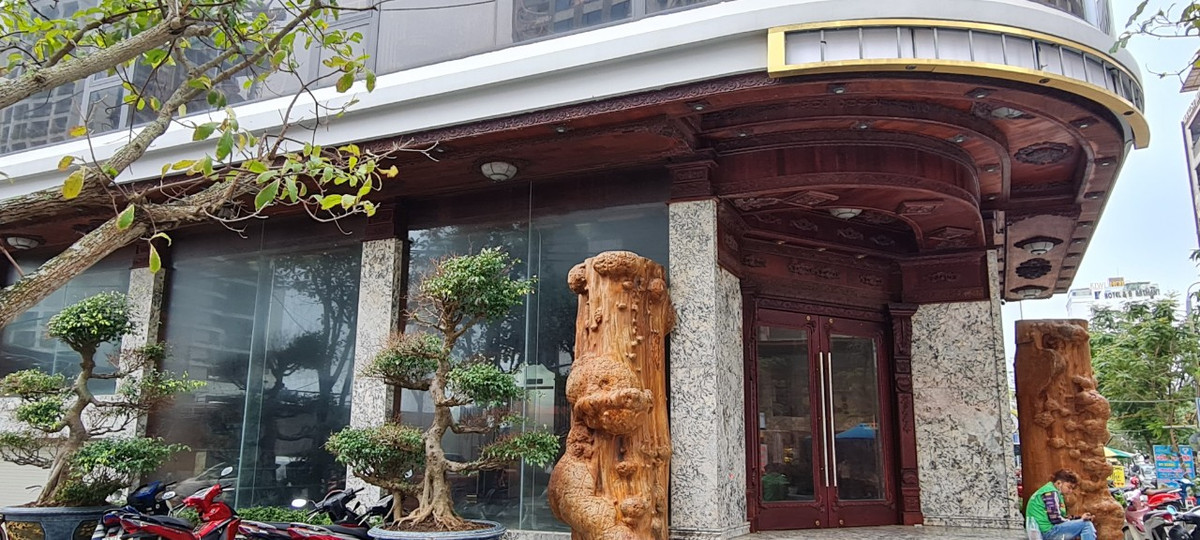 ắng bóng du khách, nơi đây trở thành điểm dừng chân của các anh xe ôm công nghệ và shipper.