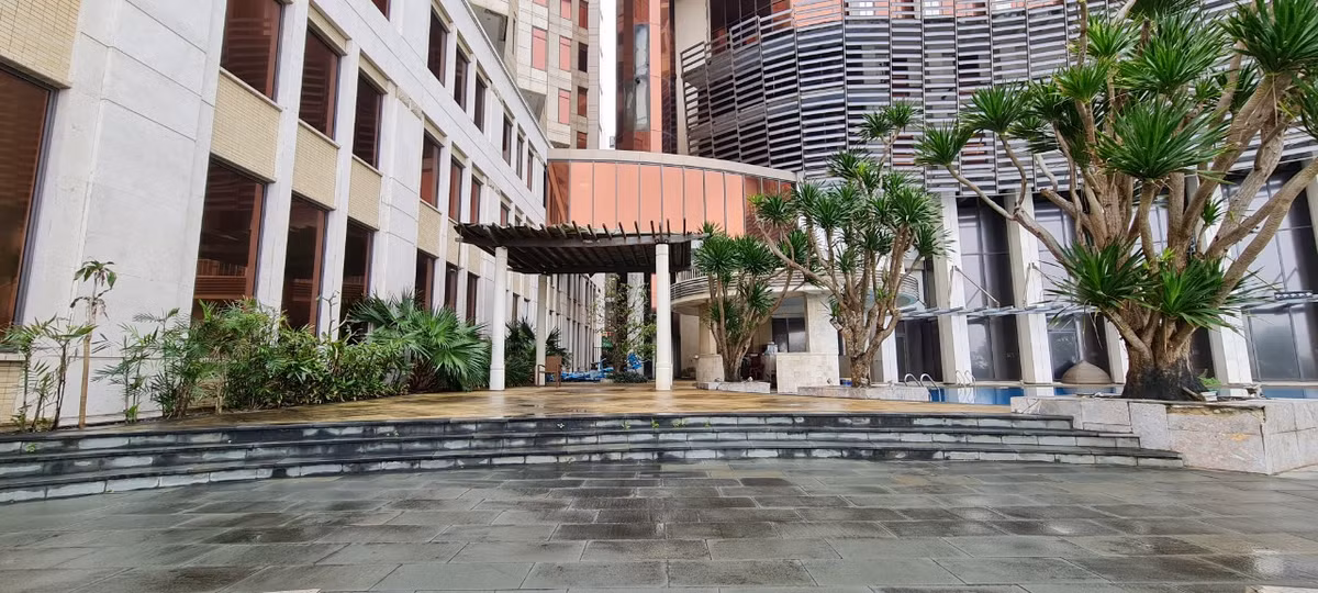 Nơi đây cũng từng thu hút đông đảo du khách với đường hầm băng đường - Holiday Beach Subway.