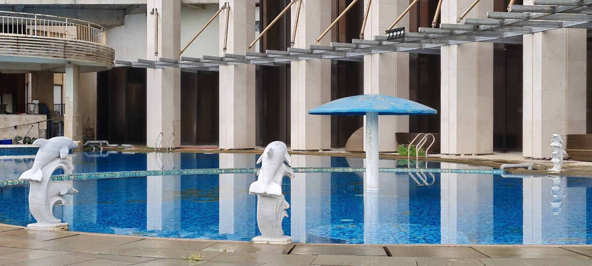 Sau thời gian tạm dừng do dịch COVID-19, khách sạn chưa biết khi nào hoạt động trở lại, một bảo vệ tại đây cho hay.