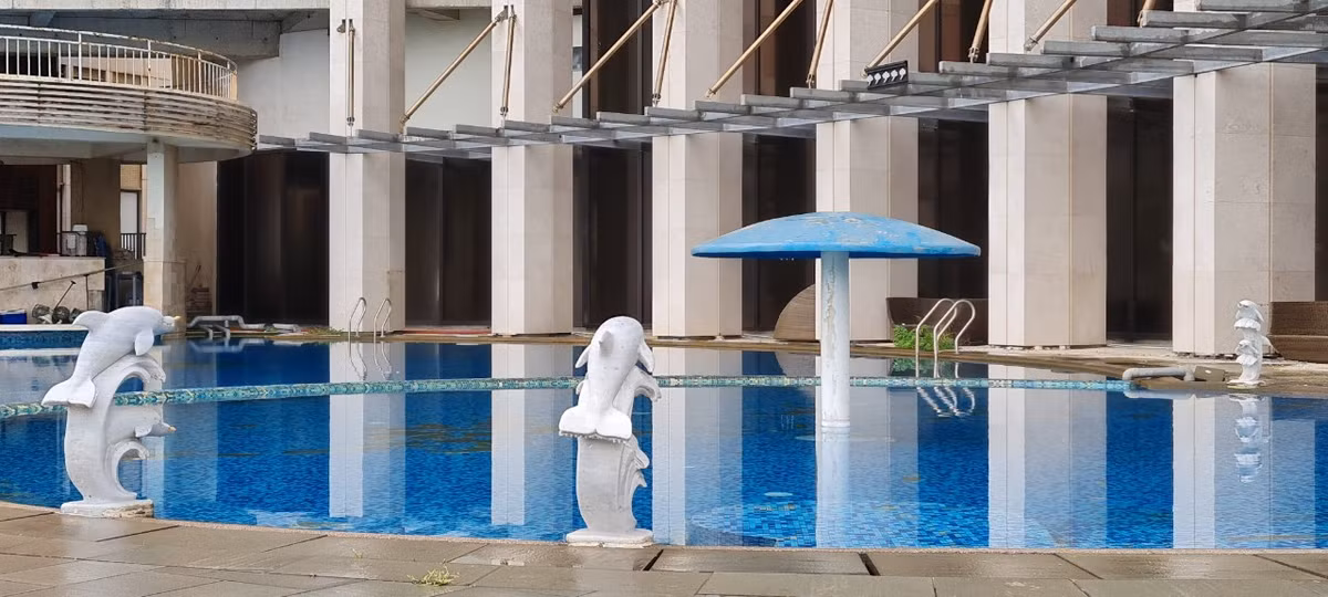 Sau thời gian tạm dừng do dịch COVID-19, khách sạn chưa biết khi nào hoạt động trở lại, một bảo vệ tại đây cho hay.