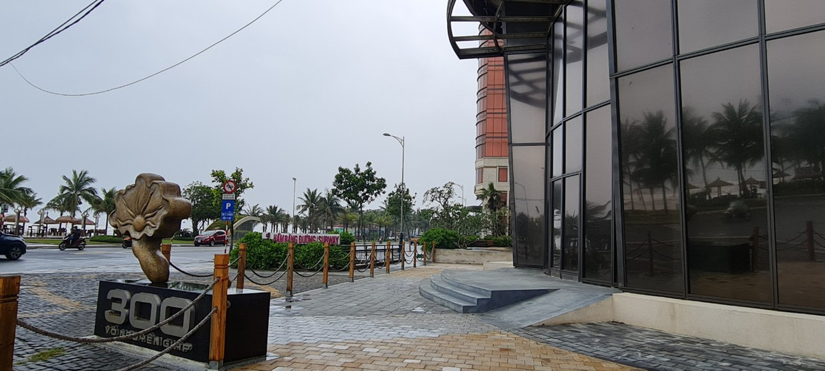 Nằm trên con đường đắc địa Võ Nguyên Giáp, Holiday Beach từng được xem là thiên đường nghỉ dưỡng bởi các hoạt động giải trí đa năng.